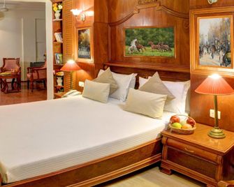 Hotel Pinnacle - 艾哈邁達巴德 - 臥室