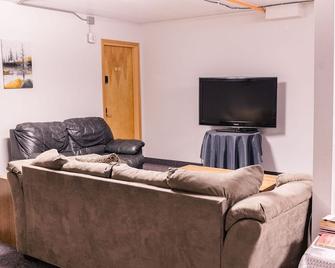 Delta Lodge - Delta Junction - Living room