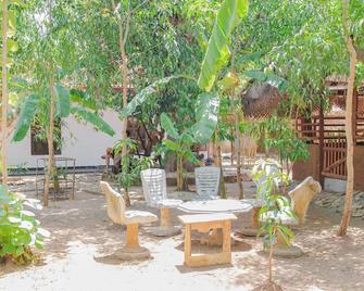 Y Not Cafe And Safari Villa Udawalawa - Udawalawa - Patio