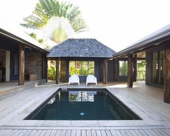 Beachfront Villa - Complete Privacy, Perfect Couples Retreat, with Starlink. - Savusavu - Pool