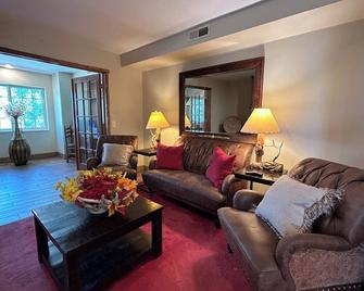 Microtel Inn & Suites by Wyndham Bozeman - Bozeman - Living room