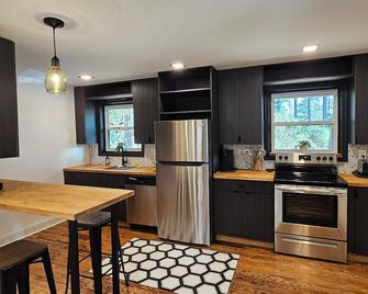 Charming Home on 1 Acre – Close to Shopping and Dining - Burgaw - Kitchen