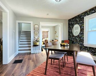 Cozy 4BD - Backyard Retreat - 3mins to Notre Dame - South Bend - Dining room