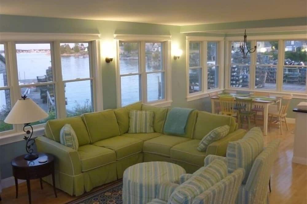 Perfect Oceanfront 4 Bdrm, Car charger, ADA Accessible with Beautiful Views