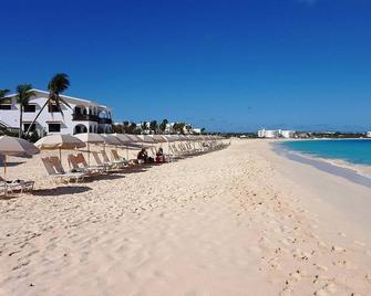 Steps Away from the Beach! Enjoy Scenic Sunset Right on Your Own Private Patio - Long Bay Village - Playa