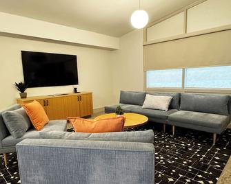 Colony House Motor Lodge - Roanoke - Living room