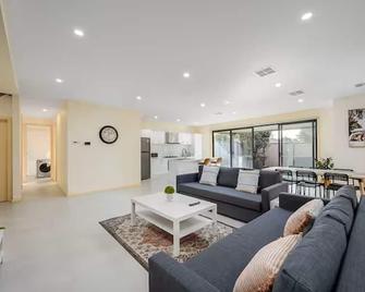 Superb Family Home, 6 Mins to Melbourne Airport, 18km from Melbourne CBD - Melbourne - Living room