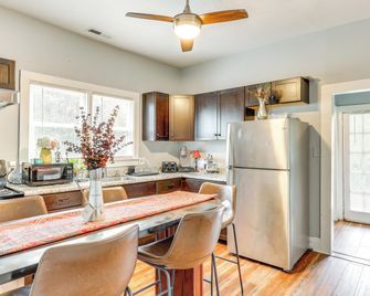 1 Mi to Dtwn Wilmington: Quiet Cottage w/ Deck - Wilmington - Kitchen