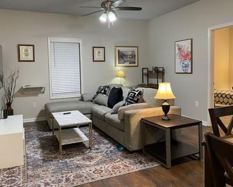 Cozy quiet retreat house 2 bedrooms, 1 bath - Snellville - Living room