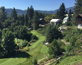 Linderhof Inn - Leavenworth - Outdoor view