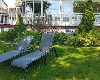 Stopover 335: In the heart of Venice-in-Quebec - Venise-en-Québec - Patio