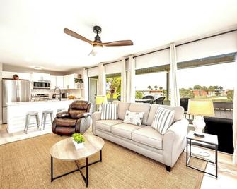 So Fire So Good 3 Comm Pools Lakeview Fireplace - Destin - Living room