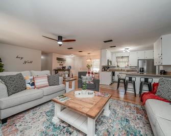 The Farmhouse Family Getaway With Indoor/Outdoor Games, Bbq, Fire Pit, & More! - Kilgore - Sala de estar