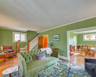 10 Mi to Downtown Cincinnati Home with Fire Pit! - Blue Ash - Living room