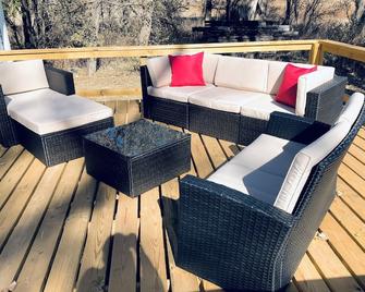 Cozy Country Cottage is family friendly, small taste of country close to town. - Hutchinson - Balcony