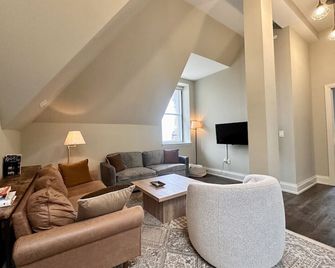 Downtown Luxury 2br Penthouse Apt - Milwaukee - Sala de estar