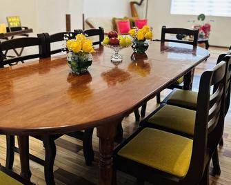 Casa Balthazar Hostel - Quito - Dining room