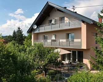 Doppelzimmer mit Balkon - Gästehaus Wulz-lesjak - Villach - Building