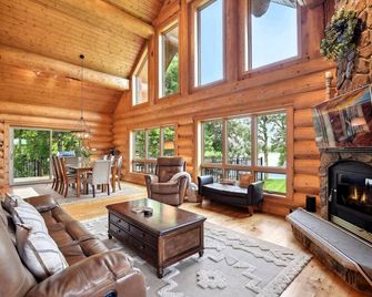 Beautiful 5 bdrm lakefront log cabin - under 1hr from Mpls! - Maple Lake - Living room