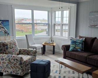 Recently renovated 2 bedroom house with view of the Souris Harbour & marina. - Souris - Living room
