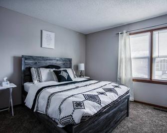 Beautiful and Cozy Olathe Home. - Olathe - Bedroom