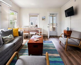 Truro Beach Cottages - North Truro - Huiskamer