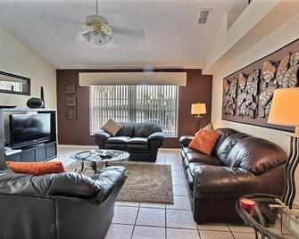 4 bedroom 2 storey pool home with stunning lake views on gated community - Kissimmee - Living room