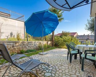 1 Bedroom Amazing Apartment In Lovran - Lovran - Innenhof