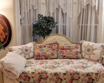 Heart of Hillsdale, Kitchen, Wifi, Desk, Apartment with 2 Beds Close to College - Hillsdale - Living room