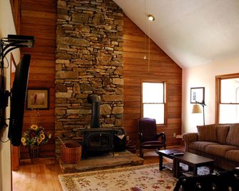 Cedar Mtn, Dupont, 4+ Acres, Wifi, Fenced Yard, Stream - Cedar Mountain - Living room