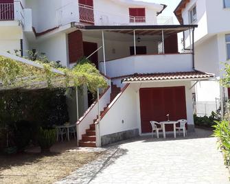 Beautiful and sunny apartment in a villa for beach holidays - Palinuro - Building
