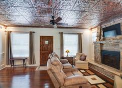 Lewisburg Home with City Park Views Near Downtown! - Lewisburg - Living room