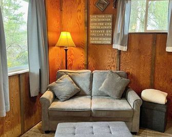 Mt Rainier Little Green Cabin On Big Creek! - Ashford - Living room