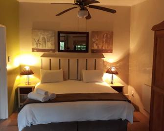 Tourist Lodge Gansbaai - De Kelders - Bedroom