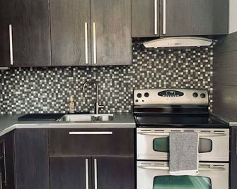 Canadiana Guesthouse built into an historic church manse - Perth - Cuisine