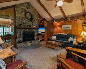 Williams House at Lake Junaluska -Spacious 5-Bedroom Family Retreat - Lake Junaluska - Living room