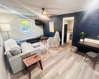 Charming 3-bedroom house with ample outdoor acreage - Statesville - Obývací pokoj