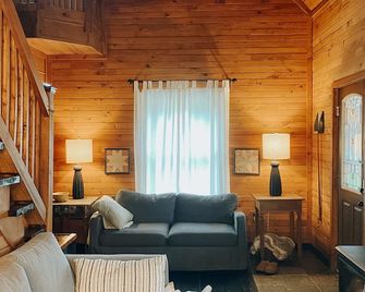 Simply sweet creekside cottage with loft - Damascus