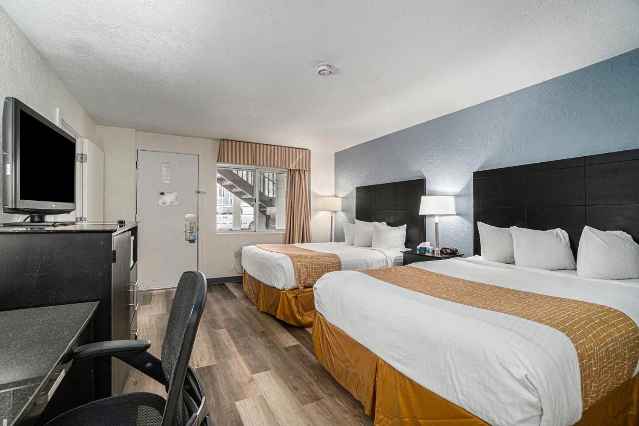 Travelodge by Wyndham Traverse City MI thumbnail 3