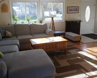 Charming Tutor Style Split Level House in Quiet and Safe Neighborhood - Clay - Living room