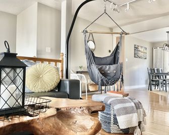 Vacation Escape ~Sauna~Fireplace ~BBQ~ Outdoor Fire-pit ~Ping pong - Innisfil - Living room