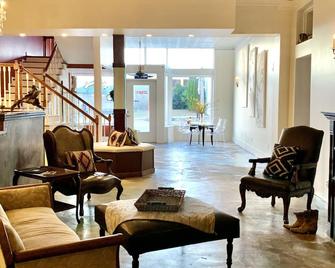 Cozy king ensuite room in historic railroad inn - Cowan