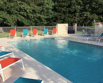 Le Roitelet - gite with pool - Sauzé-Vaussais - Piscina