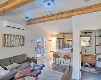 Cozy Flagstaff Studio with Patio - Near Dtwn! - Flagstaff - Living room