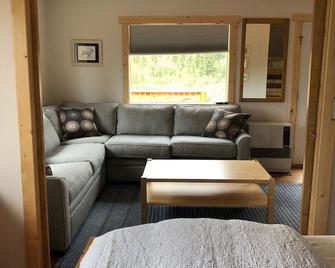 Clean & quiet cabin with stunning mountain views - Healy - Living room