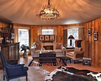 Luxury African Tent W/ A/C, Waterfall, 300 acre ranch on the Brazos River! \'Amazing\'- FW Mag Tubing! - Weatherford - Вітальня