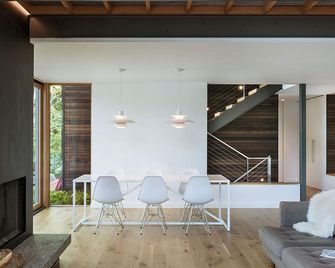 Lakefront Escape on Squam: Hot Tub, Kayaks, Paddleboards, and Luxury Design - Center Harbor - Living room