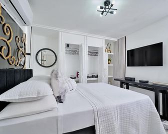 Luxurious 1 bedroom haven, modern kitchen moments from pristine black sand beach - Kingstown - Ložnice