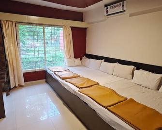 Golden Hill Resort - Chikamagalur - Bedroom