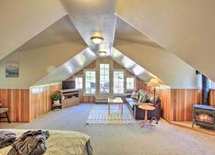 Owls Nest Studio with Hot Tub Hike Nearby! - Ashford